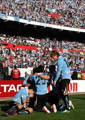 Buenos Aires, Uruguay gewinnt die Copa America 2011: Jubel mit Diego Forlan (R) und Albvaro Gonzalez (Mitte) 