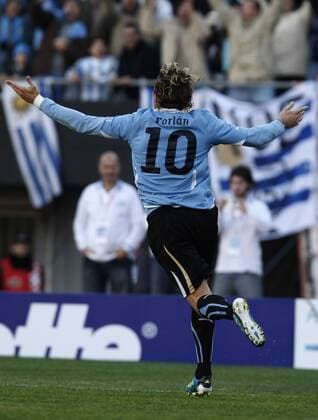 (110724) -- BUENOS AIRES, July 24, 2011 Paraguay vs Uruguay - Jubel Diego Forlan 