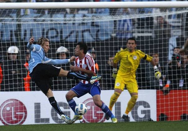 (110724) -- BUENOS AIRES, July 24, 2011 Uruguay vs Paraguay - Diego Forlan vs Ivan Piris und Justo Villar 