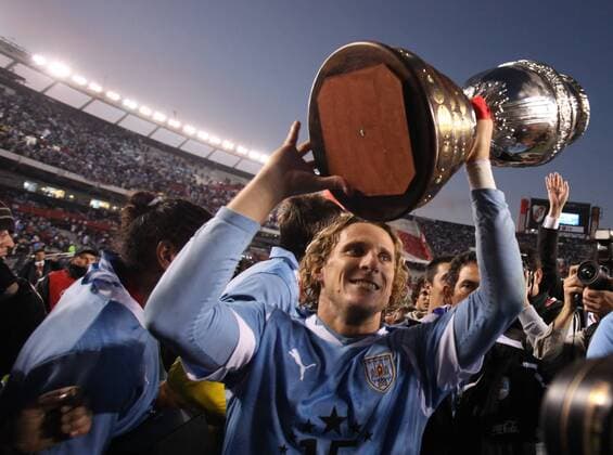 Buenos Aires, Uruguay gewinnt die Copa America 2011: Diego Forlan präsentiert den Pokal  o0 Sieg Pokal Trophäe Objekte Freude
