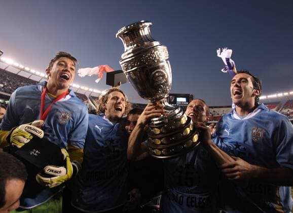 Buenos Aires, Uruguay gewinnt die Copa America 2011: v.li.: Fernando Muslera, Diego Forlan, Diego Perez, Diego Godin präsentieren die Trophäe des durch Uruguay zum 15. mal errungenen Titels  o0 Sieg Pokal Trophäe Objekte