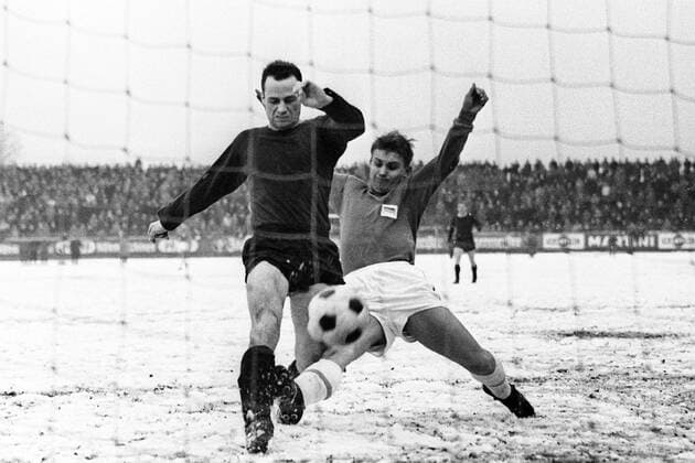 1. FC Kaiserslautern (Lautern) - Hertha BSC Berlin 3:0 - Willy Reitgass (Lautern, L) im Duell Aktion Duell Dynamik Ball Winter Schnee Jahreszeit Wetter Witterung schlecht