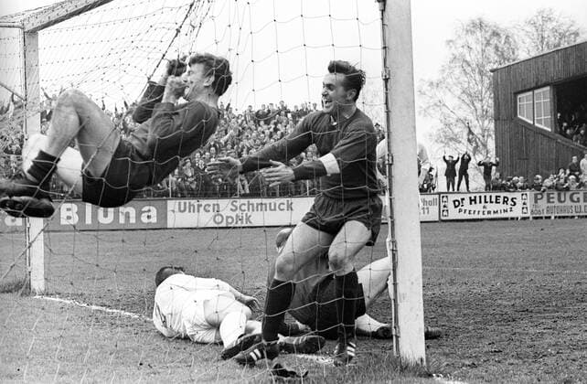 1. FC Kaiserslautern (Lautern) - 1. FC Köln 3:3 - Jacobus Prins (li.) und Willy Reitgassl (beide Lautern) - Torjubel Aktion Freude Jubel enttäuscht Freud und Leid kurios Netz Tornetz Emotionen