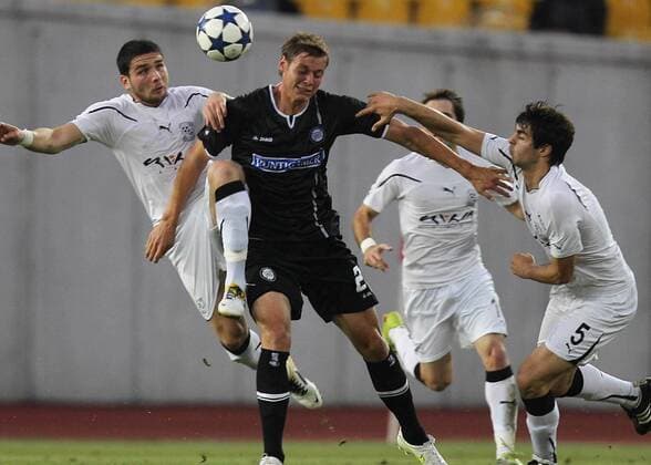 FUSSBALL - UEFA CL Quali, Zestafoni vs Sturm TIFLIS,GEORGIEN,26.JUL.11 - FUSSBALL - UEFA Champions League, Qualifikation, FC Zestafoni vs SK Sturm Graz. Bild zeigt George Oniani (Zestafoni), Roman Kienast (Sturm) und Mamuka Kobakhidze (Zestafoni). 