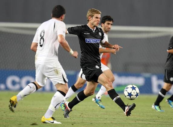 FUSSBALL - UEFA CL Quali, Zestafoni vs Sturm TIFLIS,GEORGIEN,26.JUL.11 - FUSSBALL - UEFA Champions League, Qualifikation, FC Zestafoni vs SK Sturm Graz. Bild zeigt Murtaz Daushvili (Zestafoni) und Manuel Weber (Sturm). 