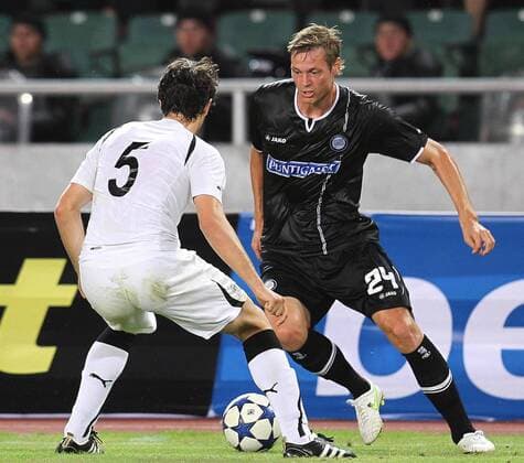 FUSSBALL - UEFA CL Quali, Zestafoni vs Sturm TIFLIS,GEORGIEN,26.JUL.11 - FUSSBALL - UEFA Champions League, Qualifikation, FC Zestafoni vs SK Sturm Graz. Bild zeigt Mamuka Kobakhidze (Zestafoni) und Roman Kienast (Sturm). 