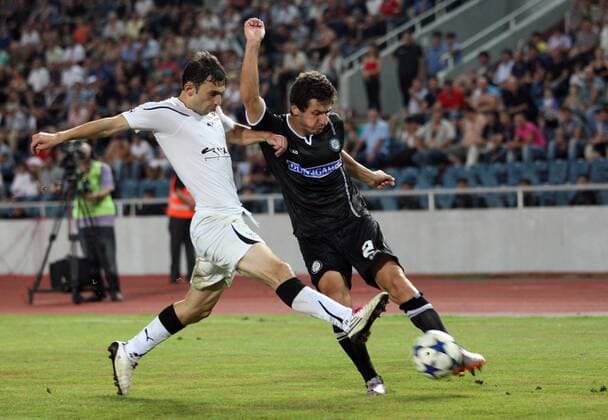 FUSSBALL - UEFA CL Quali, Zestafoni vs Sturm TIFLIS,GEORGIEN,26.JUL.11 - FUSSBALL - UEFA Champions League, Qualifikation, FC Zestafoni vs SK Sturm Graz. Bild zeigt Kakhaber Aladashvili (Zestafoni) und George Popkhadze (Sturm). 