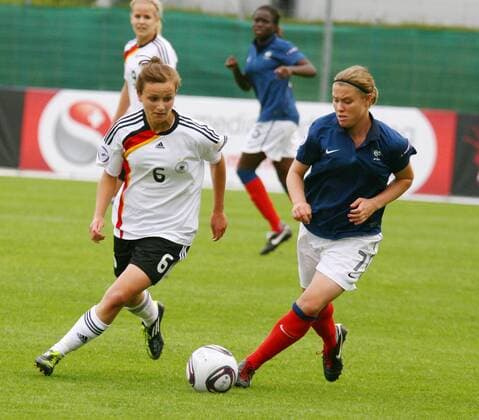 28.07.2011 Fussball Frauen U 17 European Championship Nyon ( SUI ) Deutschland - Frankreich . Bild zeigt Lea Declerq (FRA) re. gegen Lina Magull GER DFBl li. Aktion Zweikampf 