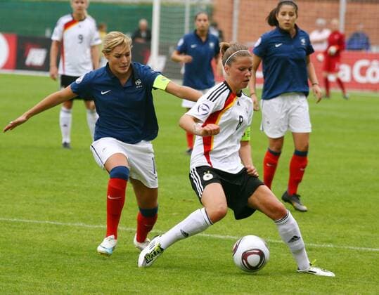 28.07.2011 Fussball Frauen U 17 European Championship Nyon ( SUI ) Deutschland - Frankreich . Bild zeigt Claire Lavogez (FRA) li. gegen Melanie Leupolz GER DFB re. Aktion Zweikampf 