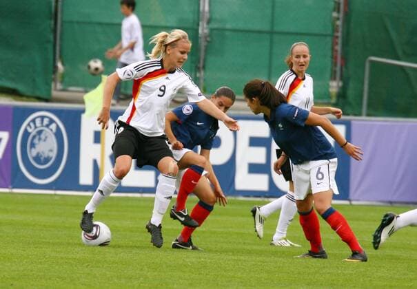 28.07.2011 Fussball Frauen U 17 European Championship Nyon ( SUI ) Deutschland - Frankreich . Bild zeigt Lena Petermann GER DFB li. gegen Lydia Belkacemi FRA re. Aktion Zweikampf 