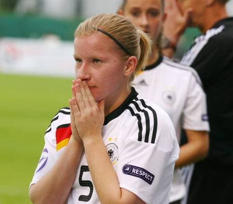 28.07.2011 Fussball Frauen U 17 European Championship Nyon ( SUI ) Deutschland - Frankreich . Deutschland verlor das Elfmeterschießen. Bild zeigt Franziska Bröckl ( GER DFB) Aktion Gestik Emotionen Porträt 
