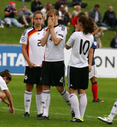 28.07.2011 Fussball Frauen U 17 European Championship Nyon ( SUI ) Deutschland - Frankreich . Deutschland verlor das Elfmeterschießen. Bild zeigt v.li. Sarah Romert, Katharina Leiding, Sara Däbritz alle ( GER DFB) Aktion Gestik Emotionen Niedergeschlagen 