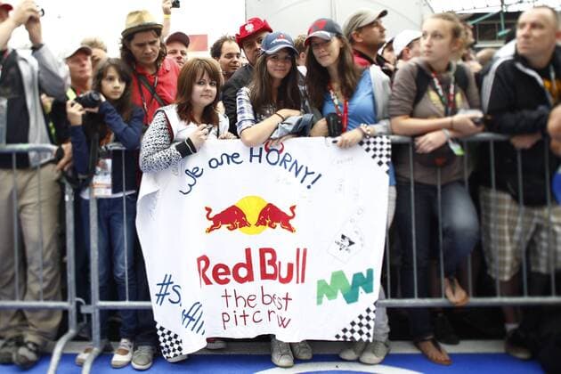 Motorsports: FIA Formula One World Championship 2011, Grand Prix of Hungary, fans of 01 Sebastian Vettel (GER, Red Bull Racing), xHOCHxZWEIx o0 Plakat, Fanplakat, Objekte girl weiblich
