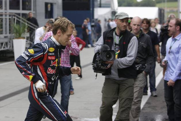 Sebastian Vettel (Red Bull Racing) GP Ungarn 2011 Formel 1 Grand Prix Ungarn 2011 o0 Hand Verletzung Handverletzung Verband Handverband
