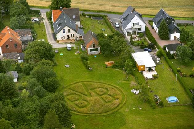 BVB-Emblem in der Wiese, Annener Berg, Voeckenberg, Witten, Ruhrgebiet, Nordrhein-Westfalen, Germany !ACHTUNGxMINDESTHONORARx60xEURO! o0 Totale Kornkreise Feld Kornfeld Fan Fanleben Kult Fankult Logo, Emblem, Vereinslogo Vereinsemblem