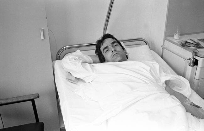 Torwart Bernd Franke (Eintracht Braunschweig) verletzt im Krankenbett privat Verletzung pessimistisch Krankenhaus Hospital Bett Aufnahmedatum geschätzt