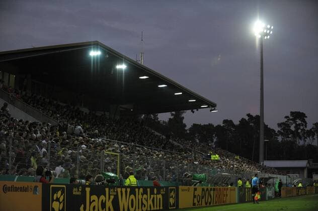 30.07.2011, Hardtwald-Stadion, Sandhausen, GER, DFB Pokal, 1. Runde, SV Sandhausen vs Borussia Dortmund, das ausverkaufte Hardtwald Stadion bei Flutlicht o0 Sportstätte totale abends Abend