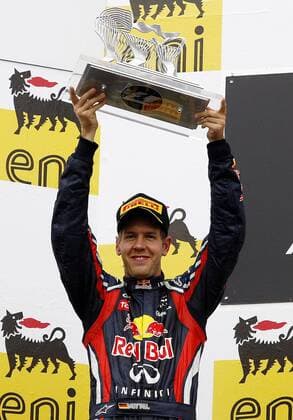 FORMEL 1 - GP von Ungarn BUDAPEST,UNGARN,31.JUL.11 - MOTORSPORT, FORMEL 1 - Grand Prix von Ungarn, Hungaroring, Siegerehrung. Bild zeigt den Jubel von Sebastian Vettel (GER Red Bull Racing). Keywords: Trophaee.  o0 Siegerehrung Trophäe Pokal Objekte