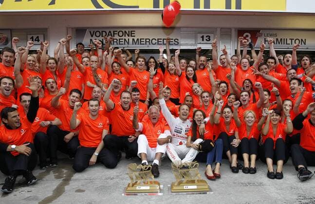 Motorsports: FIA Formula One World Championship 2011, Grand Prix of Hungary, team celebrates victory of 04 Jenson Button (GBR, Vodafone McLaren Mercedes), with his father John and his girlfriend Jessica Michibata xHOCHxZWEIx o0 Sieg Trophäe Pokal Objekte privat Familie Frau Fahrerfrau Freundin Vater Totale Teamfoto