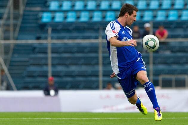MEXICO CITY, July 31, 2011 (Xinhua) -- Lionel Messi controls the ball during a charity soccer match at Azul stadium, in Mexico City, capital of Mexico, on July 31, 2011. Messi played the charity soccer match to raise money for an institution for children with cancer in Mexico. (Xinhua Pedro Mera) (py) MEXICO-MEXICO CITY-SOCCER-MESSI AND FRIENDS 