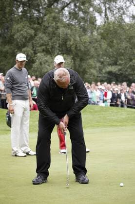 Martin Kaymer überließ Schüco Chef Dirk U. Hindrichs den letzten Putt an der 18.Schüco Open 31.07.2011 im Golfclub Hubbelrath ( Düsseldorf) Martin Kaymer