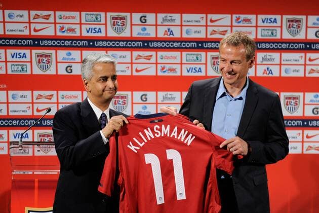 Präsident USSF Präsident Sunil Gulati (L) stellt Jürgen Klinsmann, als neuen Nationaltrainer der USA vor 01.08.2011 
