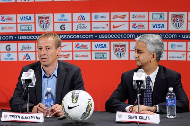 Präsident USSF Präsident Sunil Gulati (R) stellt Jürgen Klinsmann, als neuen Nationaltrainer der USA vor 01.08.2011 