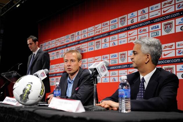 Präsident USSF Präsident Sunil Gulati (R) stellt Jürgen Klinsmann, als neuen Nationaltrainer der USA vor 01.08.2011 
