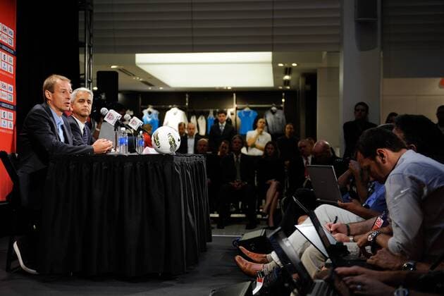 Präsident USSF Präsident Sunil Gulati (R) stellt Jürgen Klinsmann, als neuen Nationaltrainer der USA vor 01.08.2011 