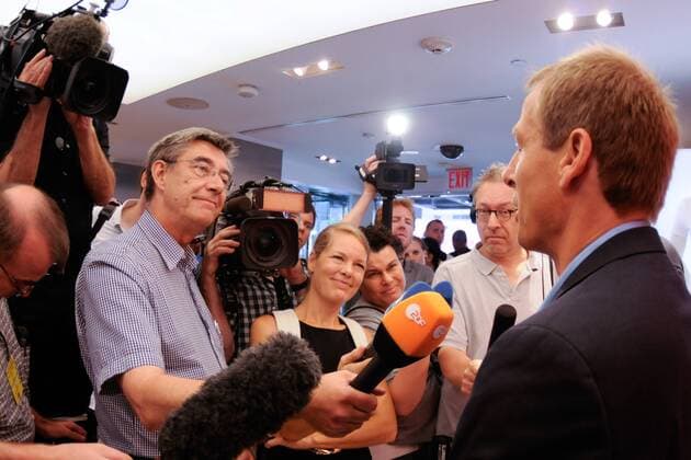 Nationaltrainer Jürgen Klinsmann (USA) nach seiner Präsentation beim Interview mit dem ZDF - 27.05.2010 
