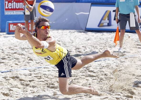 BEACHVOLLEYBALL - FIVB Grand Slam KLAGENFURT,AUSTRIA,03.AUG.11 - DIVERS, BEACH VOLLEYBALL - World Tour 2011, FIVB Grand Slam Klagenfurt. Bild zeigt Stefan Windscheif (GER). 