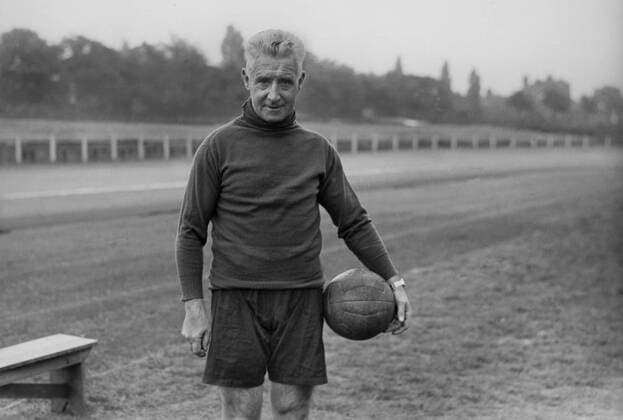 Fußball, Trainerhistorie FC Fulham von 1904 bis heute Fußball, Trainerhistorie, Aston Villa Jimmy Hogan (New Villa Manager) at his 1st training session. November 1936 