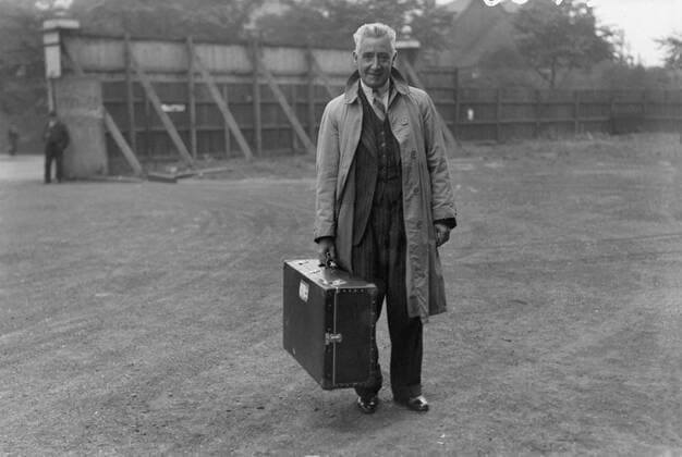 Fußball, Trainerhistorie Brentford FC von 1903 bis heute Fußball, Trainerhistorie, Aston Villa Jimmy Hogan (New Villa Manager) arrives for his 1st training session at Aston Villa. November 1936 
