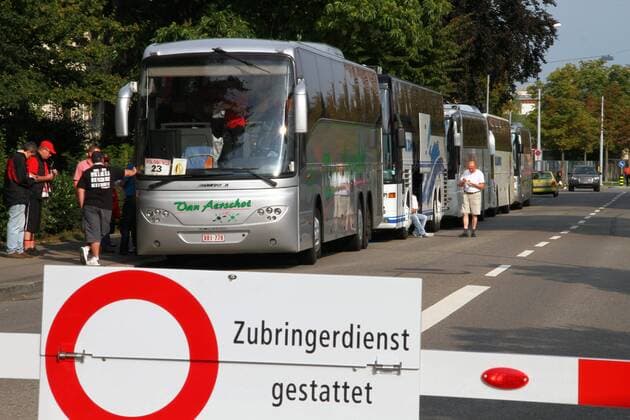 03.07.2011 Fussball 3. Qualifikationsrunde UEFA Champions League, Stadion Letzigrund. Bild zeigt Reisecars der Standard Lüttich Fans o0 Bus, Fahrzeug Objekte Fanleben Reise Auswärtsspiel Auswärts