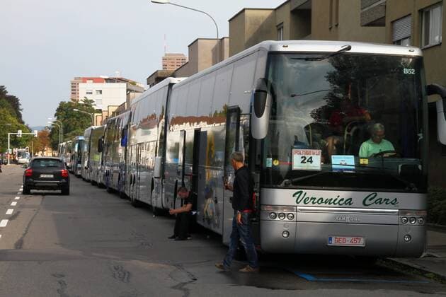 03.07.2011 Fussball 3. Qualifikationsrunde UEFA Champions League, Stadion Letzigrund. Bild zeigt Reisecars der Standard Lüttich Fans o0 Bus, Fahrzeug Objekte Fanleben Reise Auswärtsspiel Auswärts