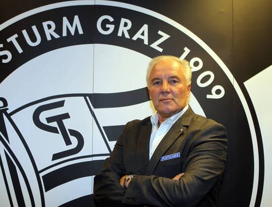 FUSSBALL - UEFA CL Quali, GRAZ,AUSTRIA,03.AUG.11 - FUSSBALL - UEFA Champions League, Qualifikation, SK Sturm Graz. Bild zeigt Sportdirektor Hans Lang (Sturm). o0 Fotoshooting Logo, Emblem, Vereinslogo, Vereinsemblem