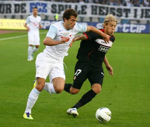 03.07.2011 Fussball 3. Qualifikationsrunde UEFA Champions League FC Zürich - Standard Lüttich , Stadion Letzigrund. Bild zeigt Torschütze zum 1:0 Admir Mehmedi FC Zürich li.gegen Yoni Buyens Aktion Zweikampf