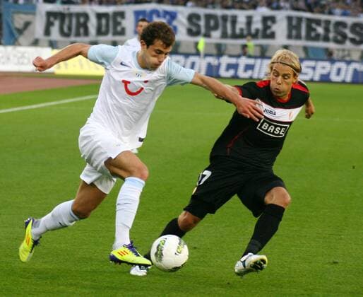 03.07.2011 Fussball 3. Qualifikationsrunde UEFA Champions League FC Zürich - Standard Lüttich , Stadion Letzigrund. Bild zeigt Torschütze zum 1:0 Admir Mehmedi FC Zürich li.gegen Yoni Buyens Aktion Zweikampf