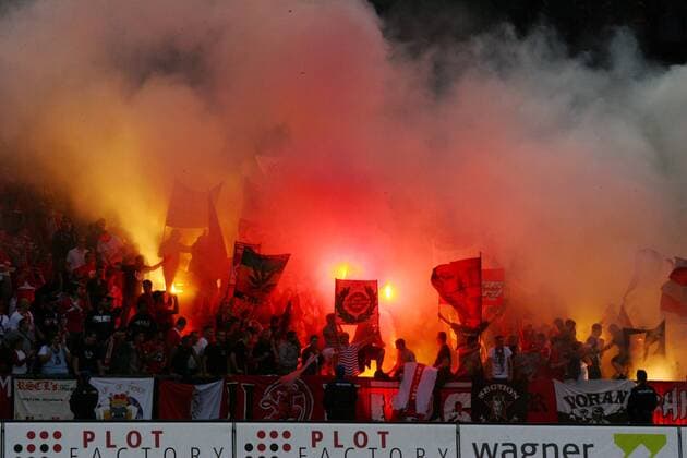 03.08.2011 Fussball 3. Qualifikationsrunde UEFA Champions League - Standard Lüttich Fans zünden Pyros o0 Totale bengalisches Feuer, Bengalfeuer
