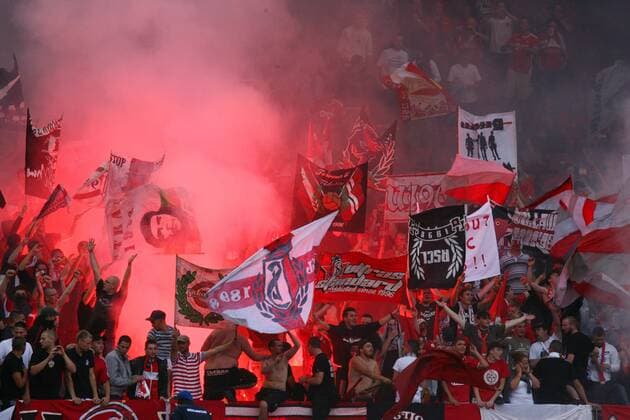 03.07.2011 Fussball 3. Qualifikationsrunde UEFA Champions League - Standard Lüttich , Stadion Letzigrund. Bild zeigt Fans von Standard Lüttich mit Pyrotechnik und Fahnen Flaggen Fahnen o0 Totale Pyro Fahne, Fanfahne