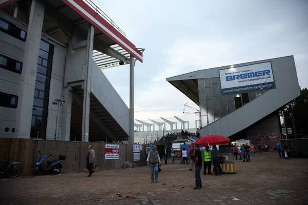 Fußball, Stadiongeschichte Kickers Offenbach Neue Haupttribüne und alte Osttribüne auf dem Bieberer Berg o0 neu Anbau Stadion o00 Baustelle Bauarbeiten