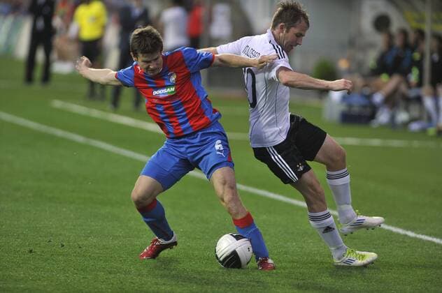 Vaclav Pilar, left, from Viktoria Pilsen and Rosenborg BK Trondheim s Rade Prica during their Champions League second leg third qualifying round soccer match in Pilsen, (CTKxPhoto PetrxEret)  CTKPhoto103201108030887001