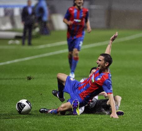 Milan Petrzela, from Viktoria Pilsen and Rosenborg BK Trondheim s Daniel Holm during their Champions League second leg third qualifying round soccer match in Pilsen, (CTKxPhoto PetrxEret)  CTKPhoto104201108040028501