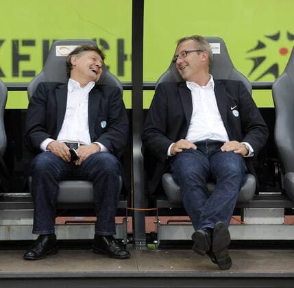 Li. Präsident Ancillo Canepa, re. Sportchef Fredy Bickel, FCZ, sitzen lachend auf der Spielerbank, FC Zürich - Standard Lüttich, UEFA Champions League, Qualifikation, Fussball, 03.08.2011 