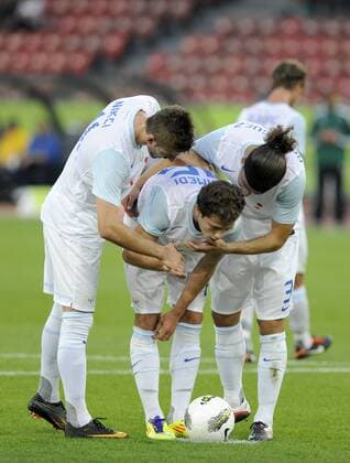 V.l.n.r. Adrian Nikci, Admir Mehmedi, Ricardo Rodriguez, FCZ, beim Penaltypunkt, FC Zürich - Standard Lüttich, UEFA Champions League, Qualifikation, Fussball, 03.08.2011 