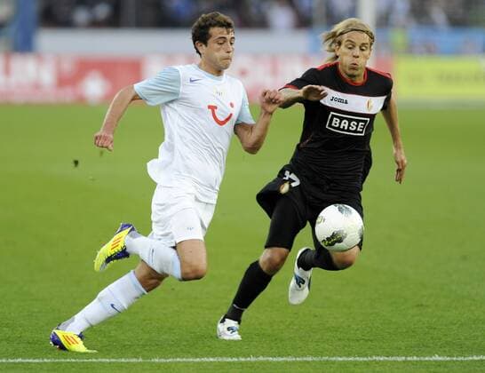 Li. Admir Mehmedi, FCZ, re. Yoni Buyens, SL, FC Zürich - Standard Lüttich, UEFA Champions League, Qualifikation, Fussball, 03.08.2011 