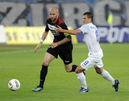 Li. Jelle van Damme, SL, re. Stjepan Kukuruzovic, FCZ, FC Zürich - Standard Lüttich, UEFA Champions League, Qualifikation, Fussball, 03.08.2011 