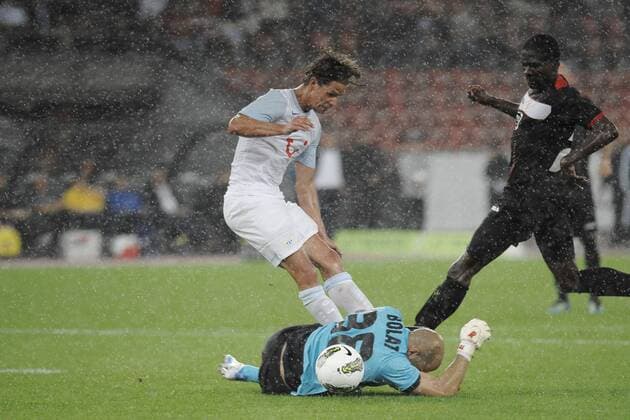 (u.) Sinan BOLAT (Torwart Goalie Standard Lüttich) rettet vor (l.) Ignacio Gatti GONZALEZ (Standard Lüttich) UEFA Champions League, Qualifikation, 03.08.2011, FC Zürich vs. Standard Lüttich, Zürich, Schweiz