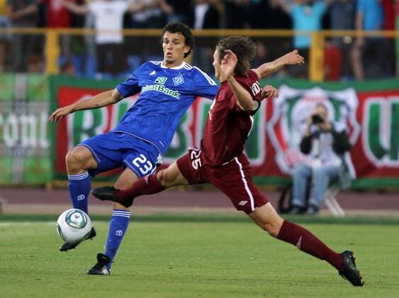 Kasan - Dynamoâ€™s Roman Yeryomenko (blue), Rubin s Vladimir Dyadyun (red) seen in the 2011-2012 UEFA Champions League qualifying round match. Rubin won 2-1 vs Dynamo Kiew.  premiumd Aufmacher RE0EBA60