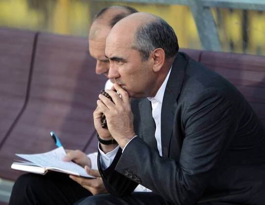 Kasan - Rubin s head coach Kurban Berdyev watching the 2011-2012 UEFA Champions League qualifying round match. Rubin won 2-1 vs Dynamo Kiew.  premiumd Aufmacher RE0EBA61